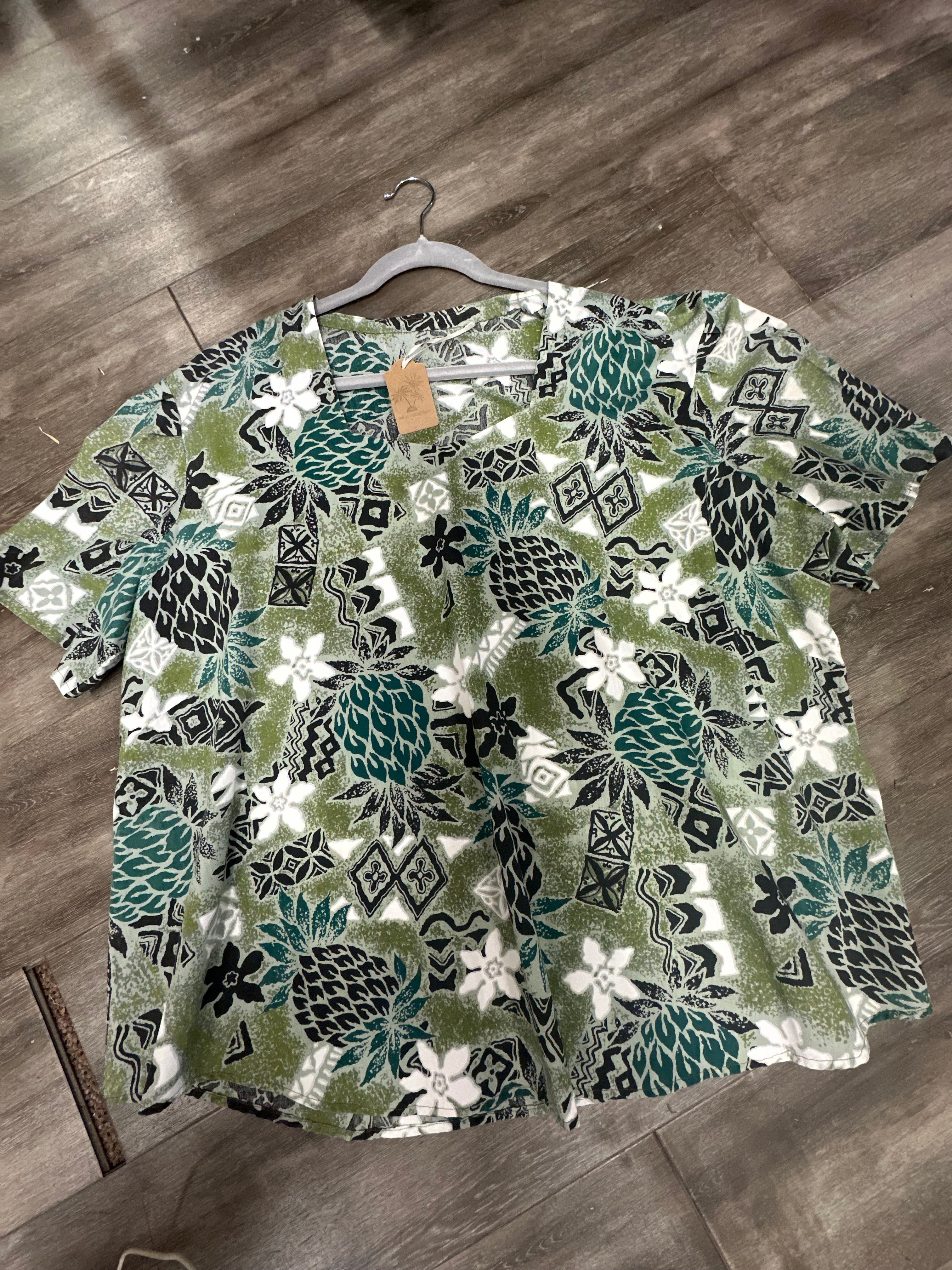 Green Tapa Pineapple handcrafted blouse. 2X. Beautifully crafted