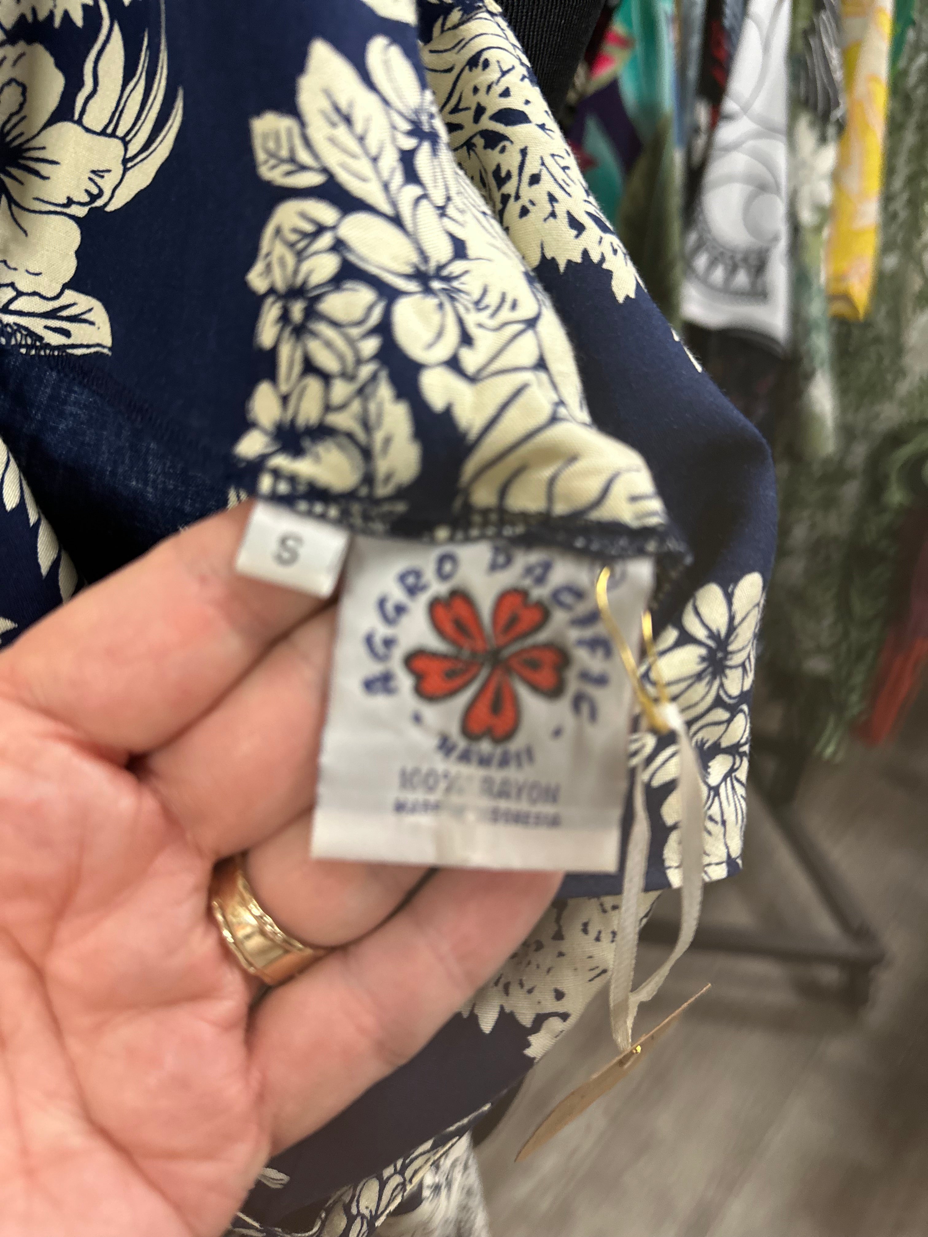 Aggro Pacific Hawaii. 100% rayon. Navy/beige Excellent condition